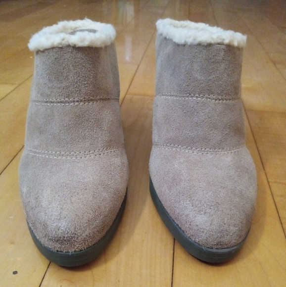 Tahari Spencer suede sherpa lined slip on mule wedges women's size 8 VGUC - Picture 2 of 7